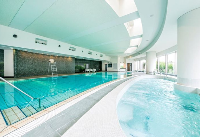 室内温水プール。窓から降り注ぐ光が気持ちよく、明るい雰囲気が魅力