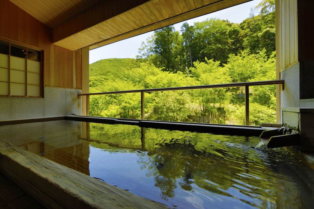社の湯　檜風呂