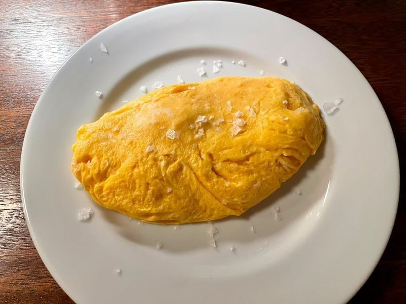 豊かな香りのバターをたっぷり使用した名物のオムレツ。岩塩のまろやかな塩味で、味に深みが増す / 5