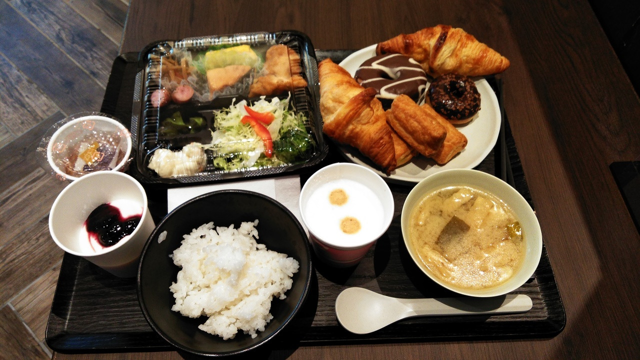 おかずがお弁当の朝食