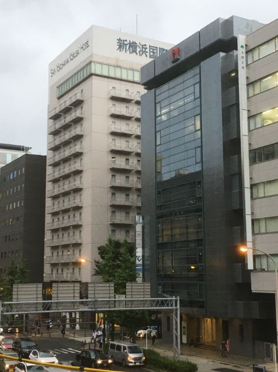 歩道橋からの外観