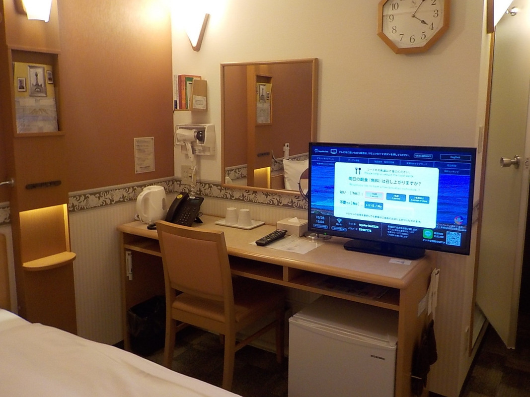 調度品は東横インらしい感じがします。