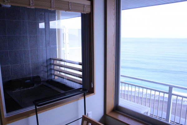 部屋側から内風呂が見えます