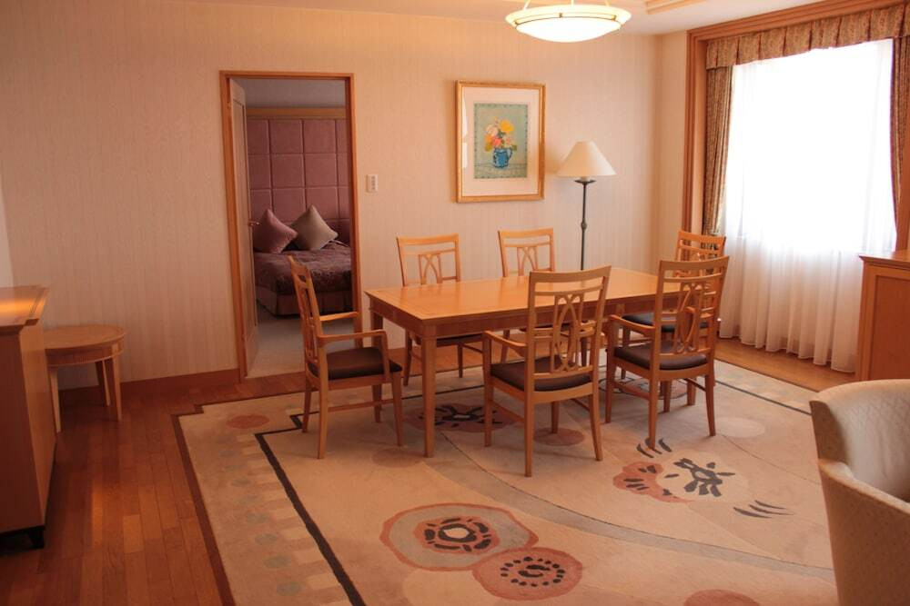 客室内のダイニングエリア