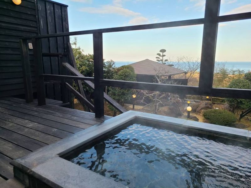 「暁」のテラスにある露天風呂。花崗岩、信楽焼、岩風呂など、客室によって異なる趣を楽しめる / 2