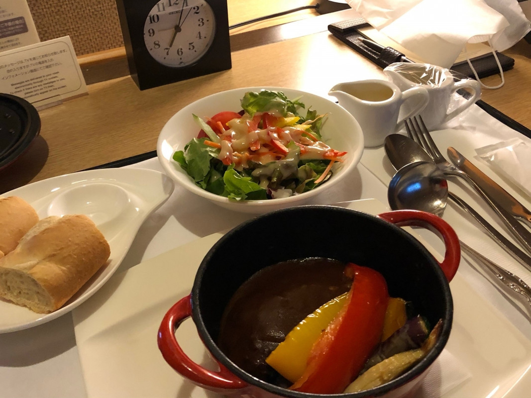 夕食は煮込みハンバーグ