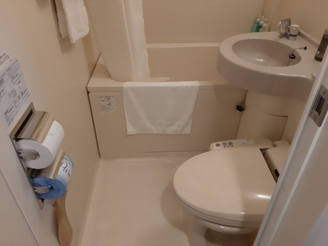 部屋付きの浴室もちょっと狭い感じ。