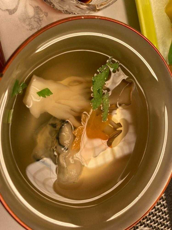 牡蠣の吉野打ちのお椀は、牡蠣の旨味が凝縮された優しい爆弾みたいでした。それを日本酒でゆっくり流す…。日々の疲れが癒されます。 / 3