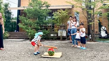 中庭ですいか割り / 2