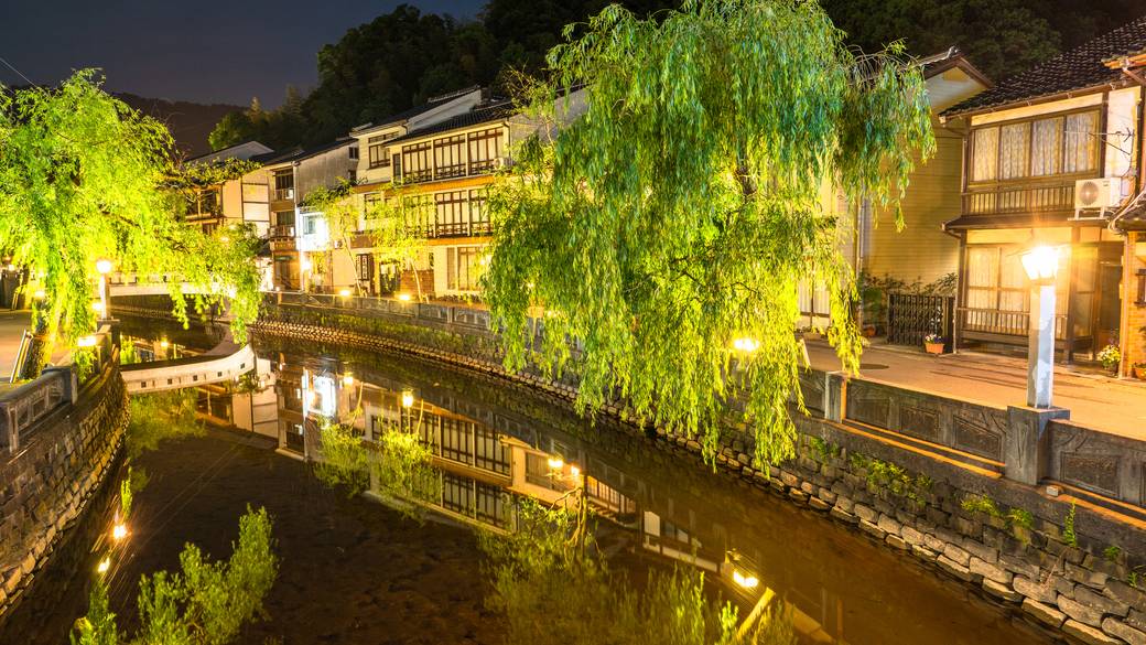 色浴衣を着て
夜の温泉街を散策 / 1