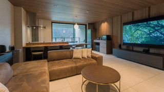 [B] スイート (2クイーンベッド + 1キングベッド) / ペット不可 6名定員 禁煙