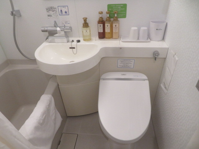 客室内のバストイレ洗面台