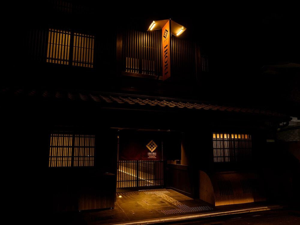 施設の正面 (日没後)