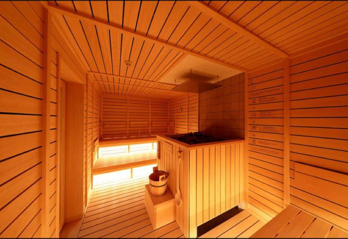 ミント水をかけて、じんわり蒸気で温まるロウリュを体験♪