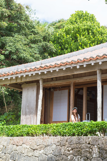 沖縄旅行　古民家で休む女性