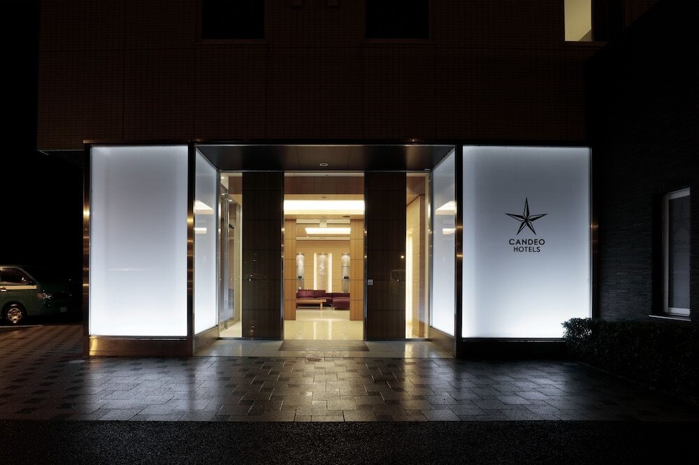 施設の正面 (日没後)