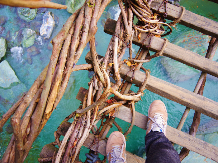 思ったよりもスキマが空いているかも？履きなれたスニーカーなどで訪れるのがおすすめです