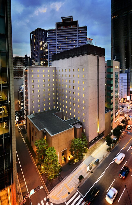 施設の正面 (日没後)