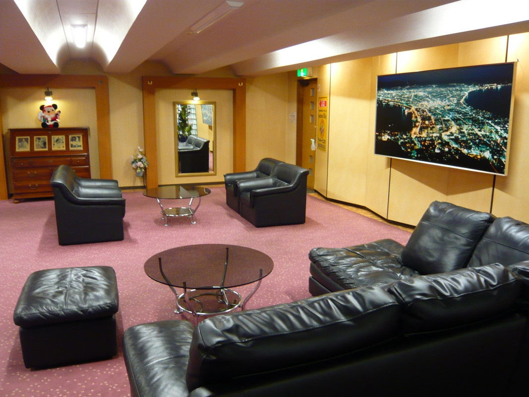 2階の広いロビーも昭和のまま