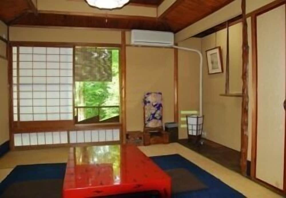 客室内のダイニングエリア