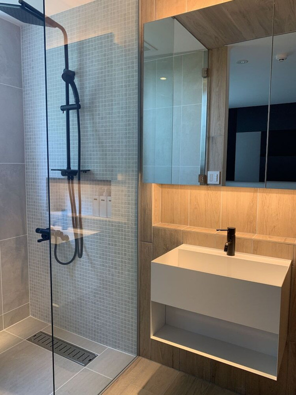 バスルームのシャワー