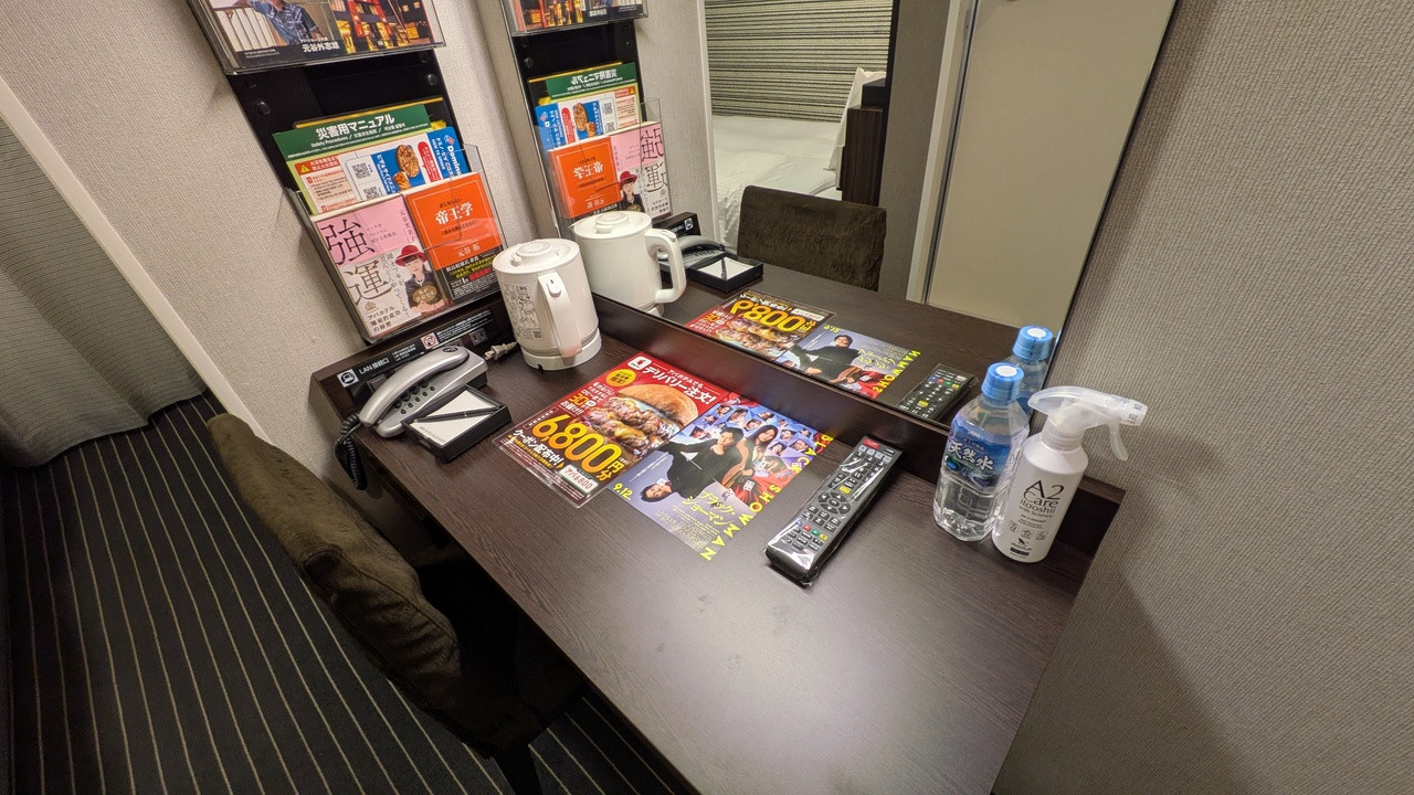 ユニットバス入口にデスク