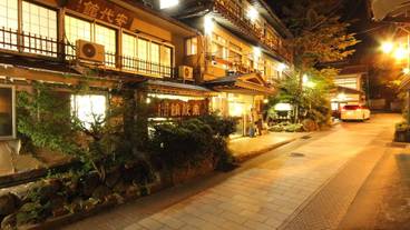 施設の正面 (日没後) / 1