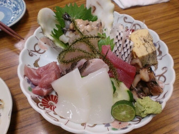 「居酒屋 満福」料理 970494 刺身の盛り合わせ。沖縄らしい品々がずらりと並びます。