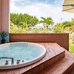 カップルでのんびり沖縄離島へ。露天風呂付き客室の癒しホテル9選