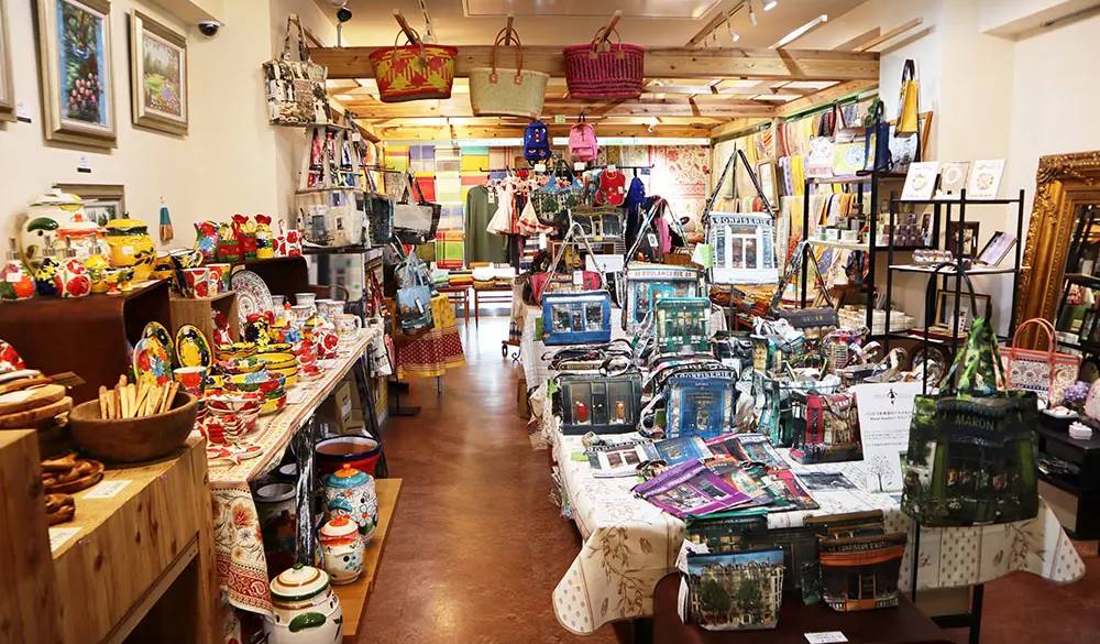 お腹が満たされたら通りに並ぶライフスタイルショップへ。オーナーのこだわりが詰まった個性的なお店が揃う中、今回は「アルピーユ」をご紹介します。