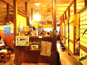 「ひとし 本店」内観 974131 右側：座敷席　中央：テーブル席　左側：半個室席　奥：カウンター席