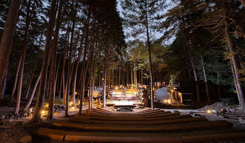 夜の敷地内の雰囲気 / 1