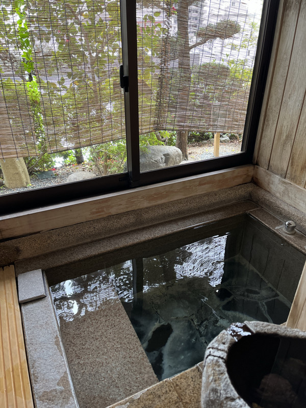 つくばいの匂いが香る半露天風呂