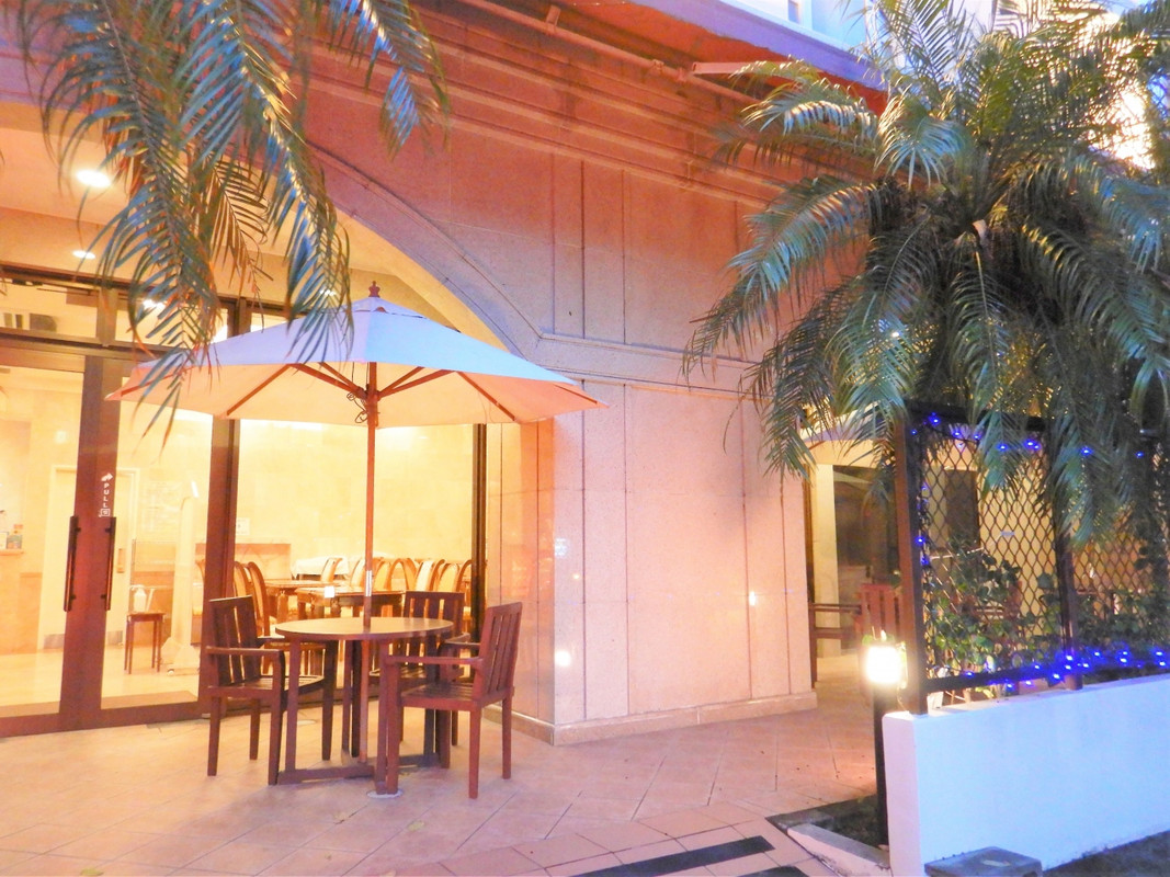 1F屋外テラスは喫煙OK。雰囲気良し!