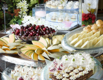 旬のたっぷりフルーツとプチケーキを味わう温泉ホテル3483819