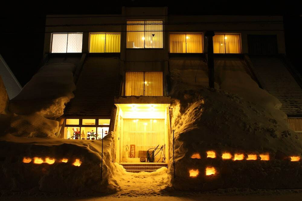 施設の正面 (日没後)