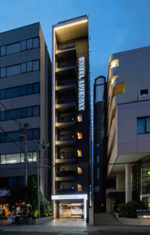 施設の正面 (日没後)