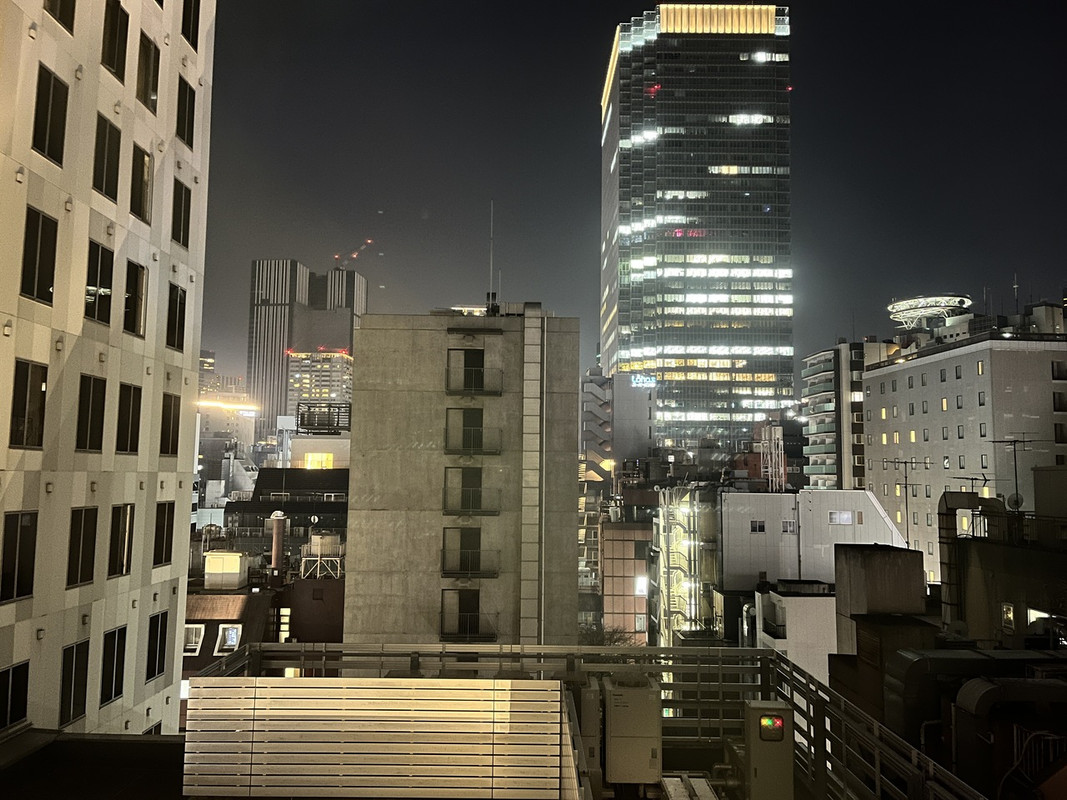 外は赤坂見附のビル群