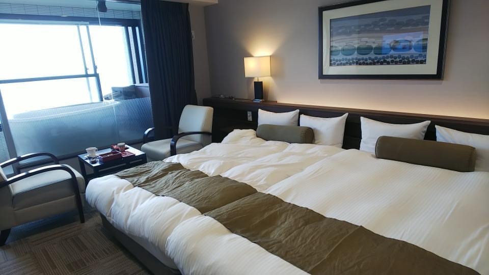 コーヒーマシンやドリンクも豊富でアメニティも充実していました。