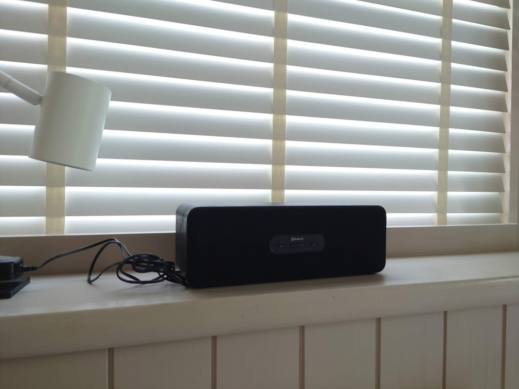 ベッドの上にはブルートゥーススピーカーも。