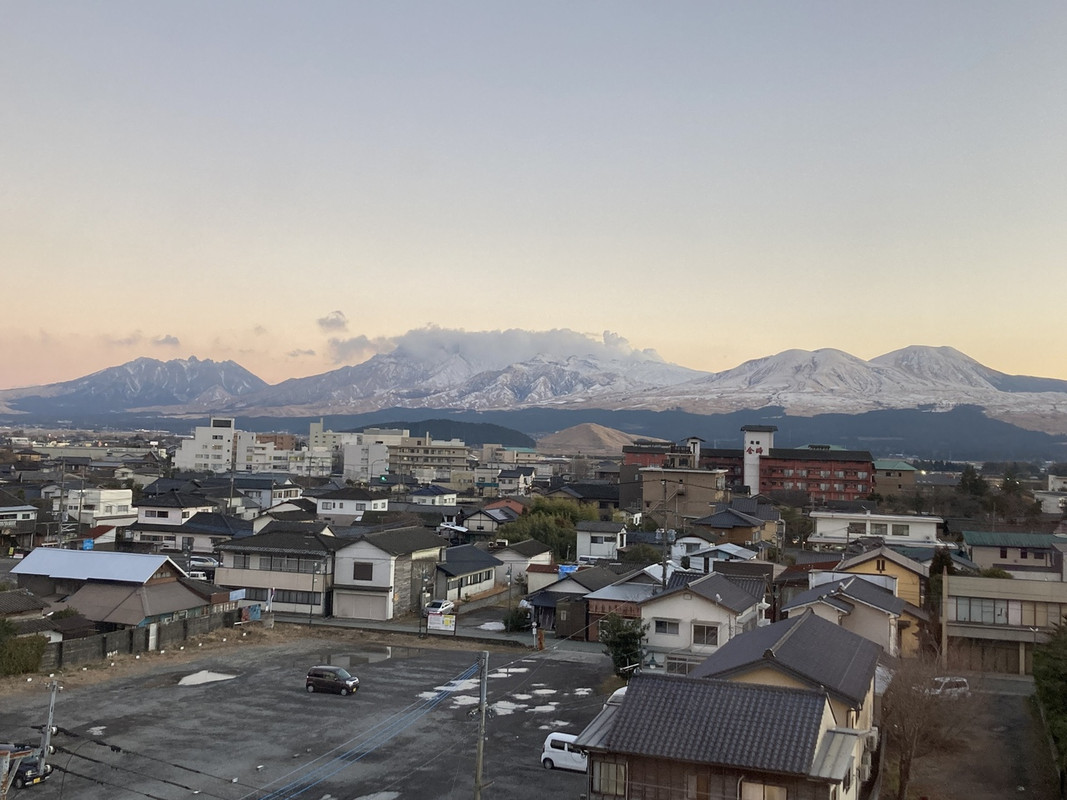 部屋の窓からの夕景