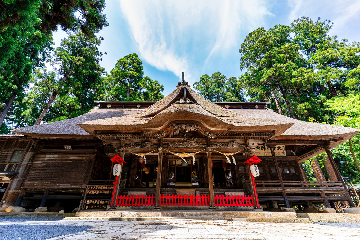 初夏の熊野神社(熊野大社) 拝殿 山形県南陽市