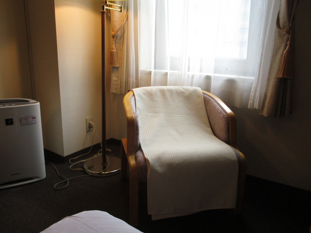 椅子に掛けられた布は