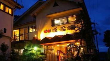 施設の正面 (日没後) / 1