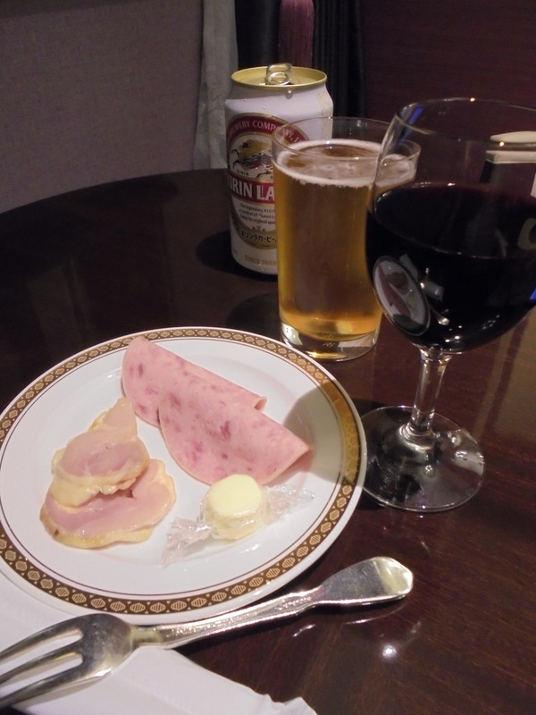 11階にあるラウンジサービス アルコールやハム類
