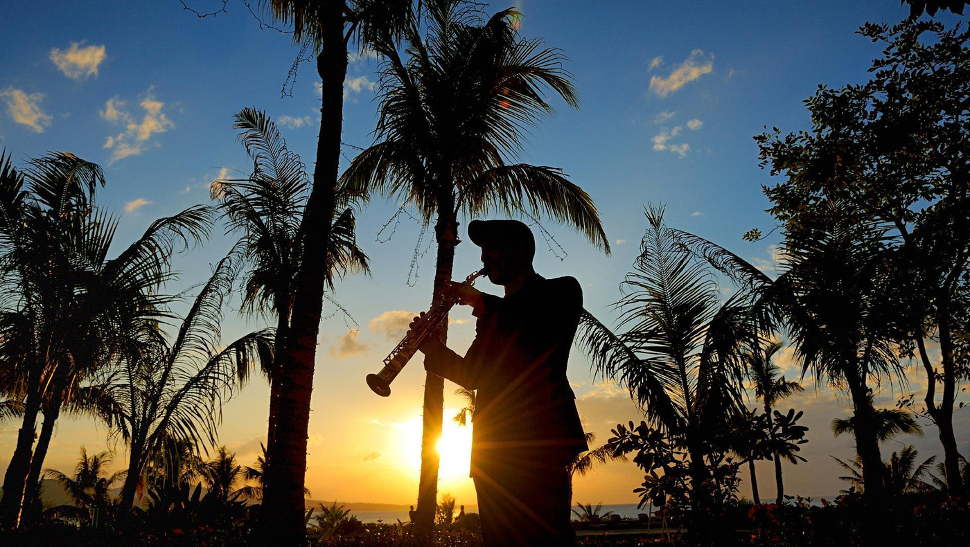 夕日が沈む最高のタイミングでのサプライズ！ビーチフロントにあるホテル3420409