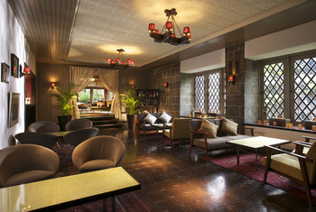 「THE FUJIYA GOHONJIN」内観 903110 旅館時代の面影を残したラウンジは、カフェでの利用も可能。