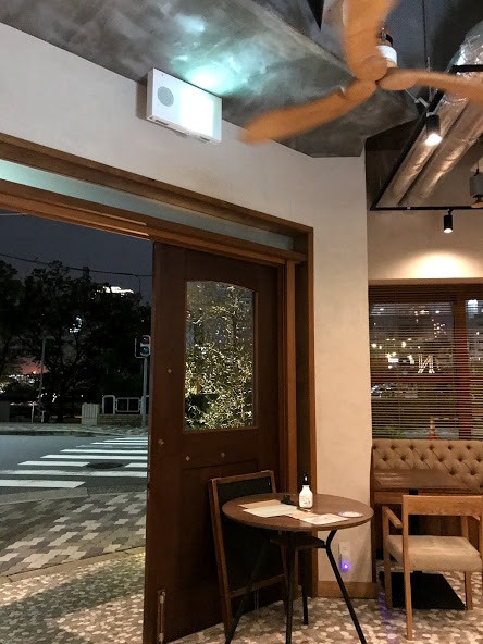 夜は夜で、シックな雰囲気になります