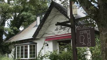 施設の正面 (日没後) / 6