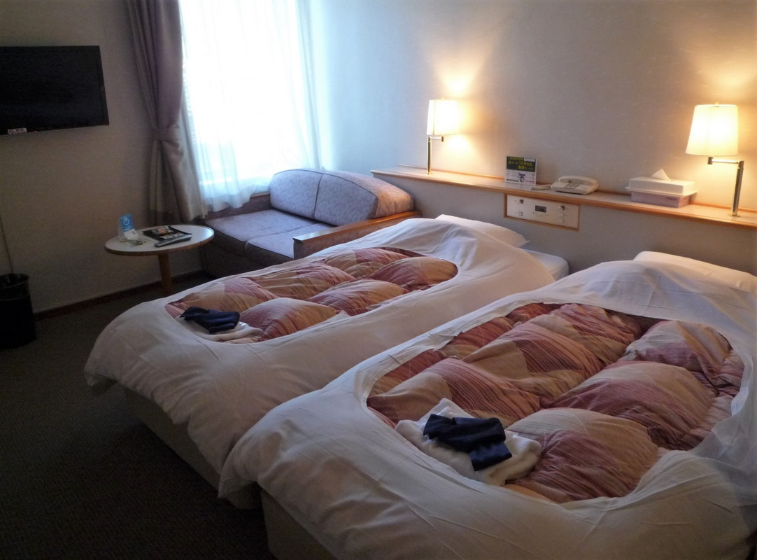 奥はベッドが占領して狭過ぎ？